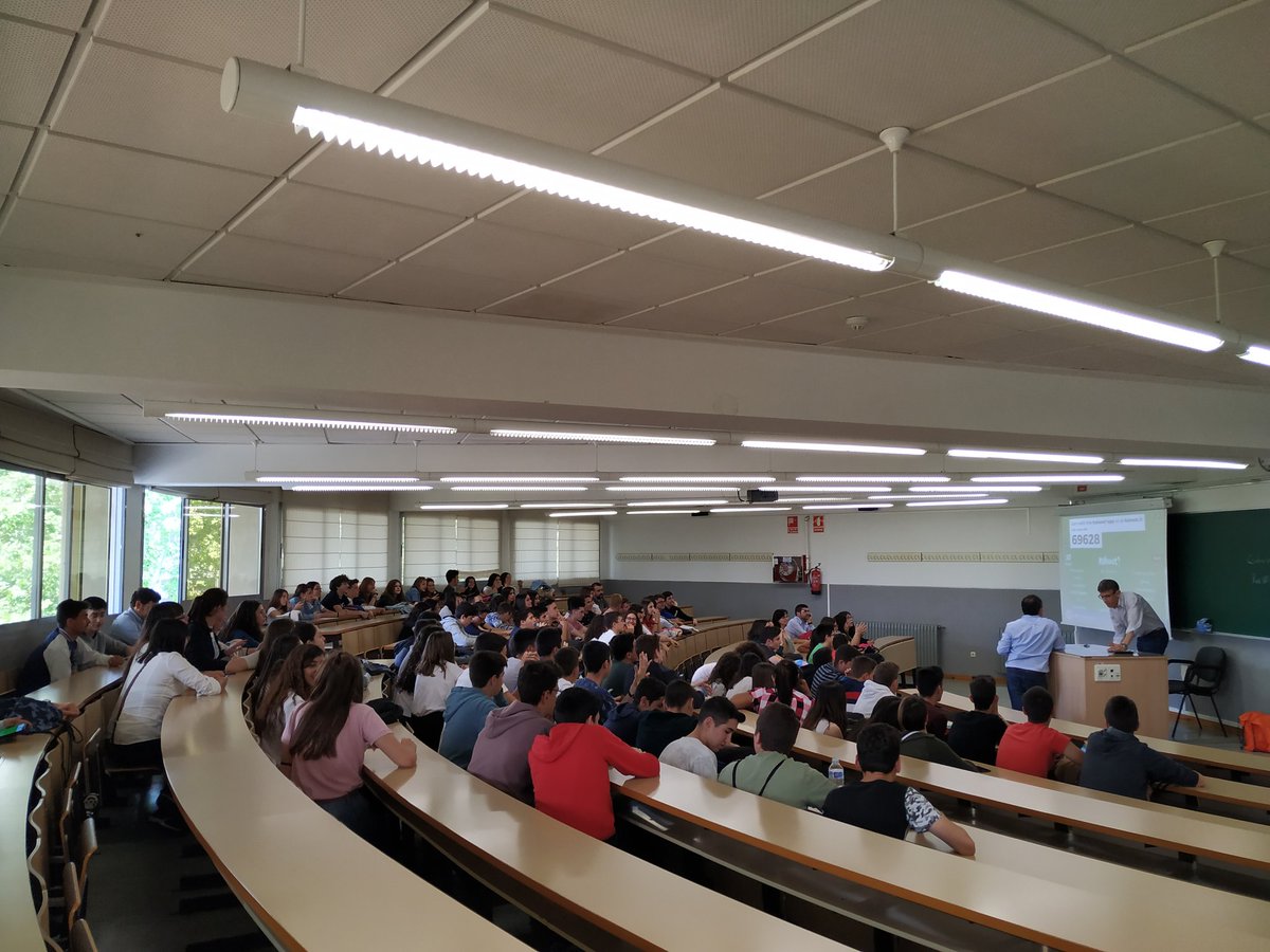 MBCaminero's tweet photo. @ivarea @esiiab @uclm_es A punto de comenzar el Kahoot final! #ScratchDay2019 @esiiab @uclm_es https://t.co/JNO9sMpv9y