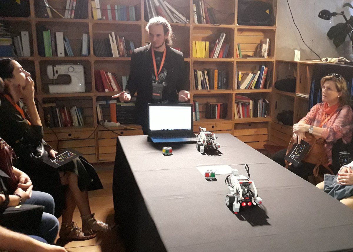 EdelvivesPRO's tweet photo. RETO LEGO MINDSTORMS... Programamos al robot para que trace un perímetro de seguridad... #SteamItUpEdelvives #NextSTEAMEdelvives https://t.co/DDd3twNppk