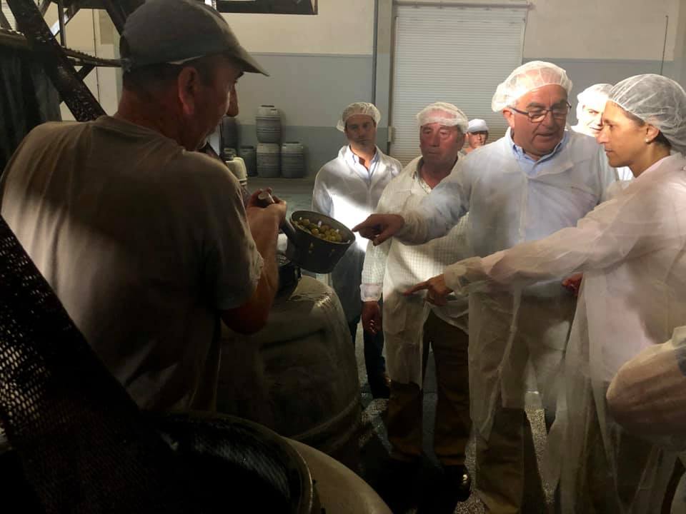 Ayer tarde visitó las instalaciones de la Cooperativa San José, la Sra. Delegada Territorial de Agricultura, Pesca, Ganadería y Desarrollo Sostenible, Doña Mª Isabel Solís Benjumea. 
¡Gracias por visitarnos!
#aove #aceiteoliva #pueblaoliva #puebladecazalla #juntadeandalucia