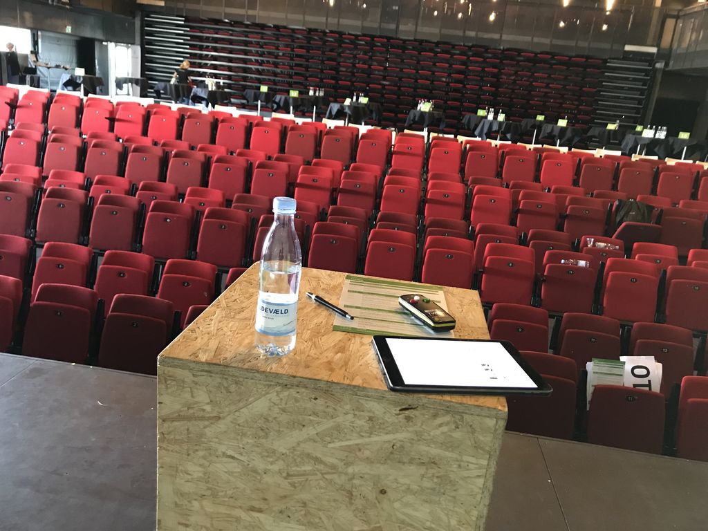 kescherich's tweet photo. Ved at være klar til årets teknik-eksperiment: En dialog og præsentation med en IBM Fellow og Distinguished Agitator på tværs af to kontinenter. Ren leg - hvilket også er emnet. #IBMECOSYSTEMDK https://t.co/vb3sCAZ6Yk