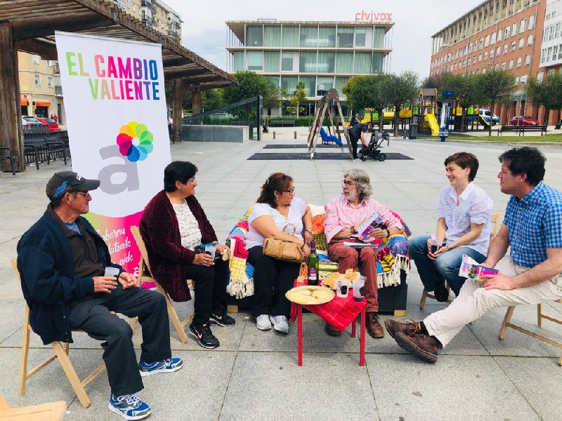 ¡Qué buen ambiente tenemos en la plaza junto al Civivox de Sanduzelai! Nuestro cabeza de lista Andoni Romeo está explicando a todas las personas que se acercan a su sofá la propuestas de gobierno de Aranzadi-Equo para el barrio y compartiendo un bocado. 
#ElSofádeAndoniRomeo