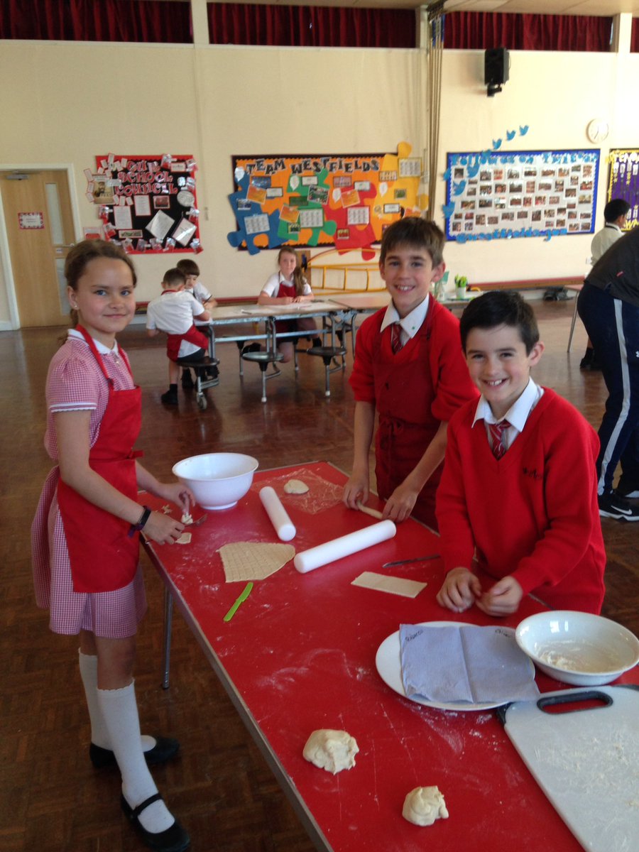 westfields_jun's tweet photo. It's so busy at school today..... 4TR are making pasta! #DTIsFun #RealLifeSkills #ChefsOfTheFuture https://t.co/APG6dosyEa
