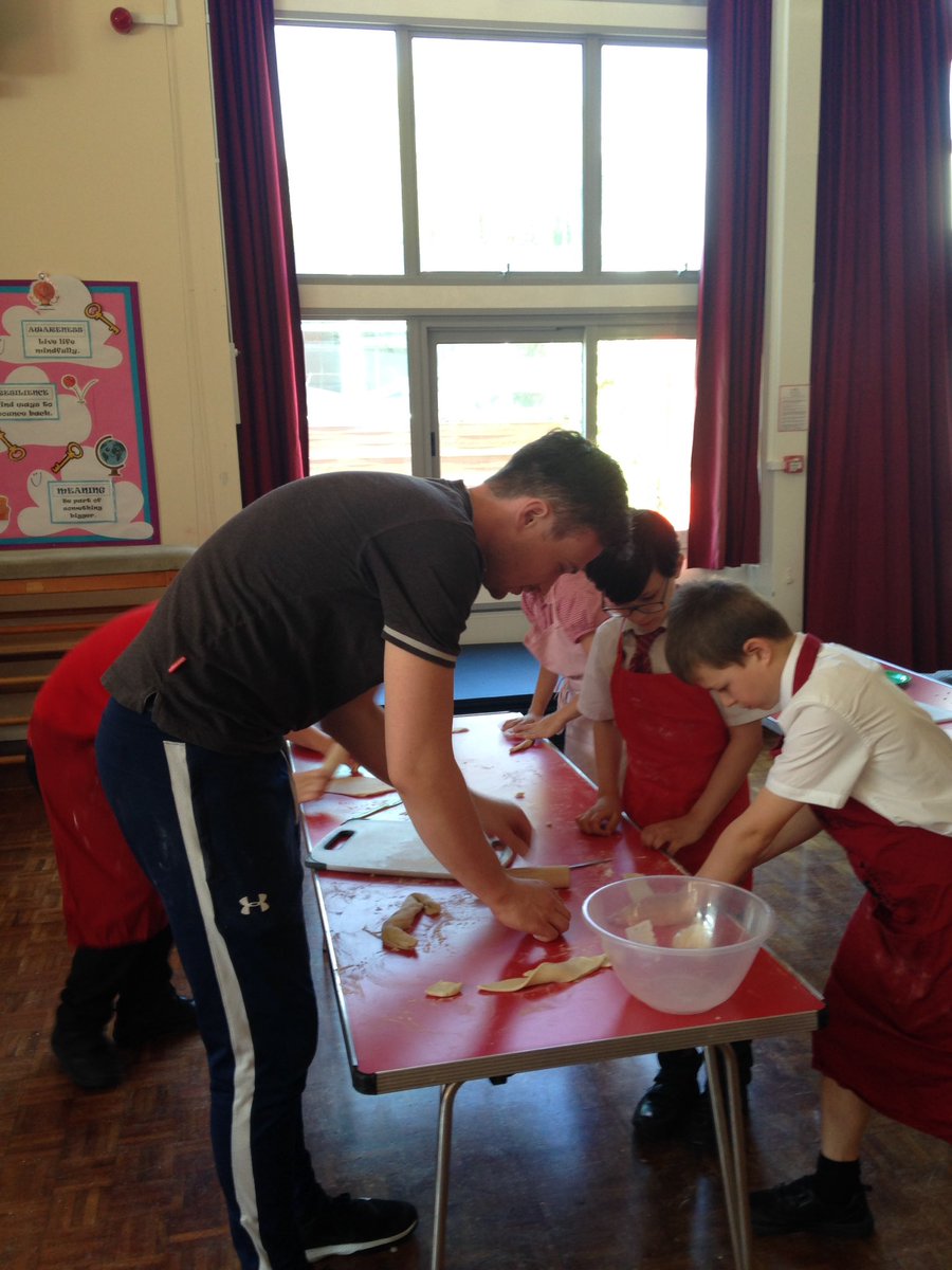 westfields_jun's tweet photo. It's so busy at school today..... 4TR are making pasta! #DTIsFun #RealLifeSkills #ChefsOfTheFuture https://t.co/APG6dosyEa
