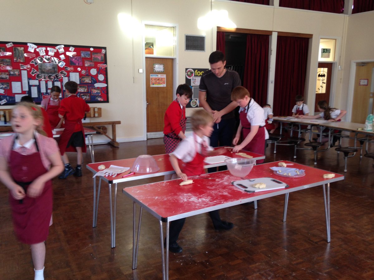 westfields_jun's tweet photo. It's so busy at school today..... 4TR are making pasta! #DTIsFun #RealLifeSkills #ChefsOfTheFuture https://t.co/APG6dosyEa