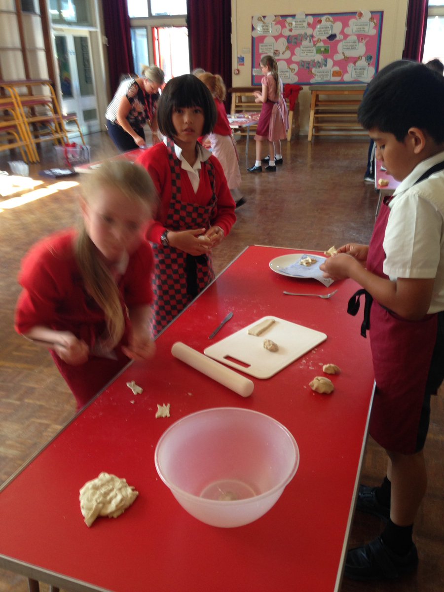 westfields_jun's tweet photo. It's so busy at school today..... 4TR are making pasta! #DTIsFun #RealLifeSkills #ChefsOfTheFuture https://t.co/APG6dosyEa