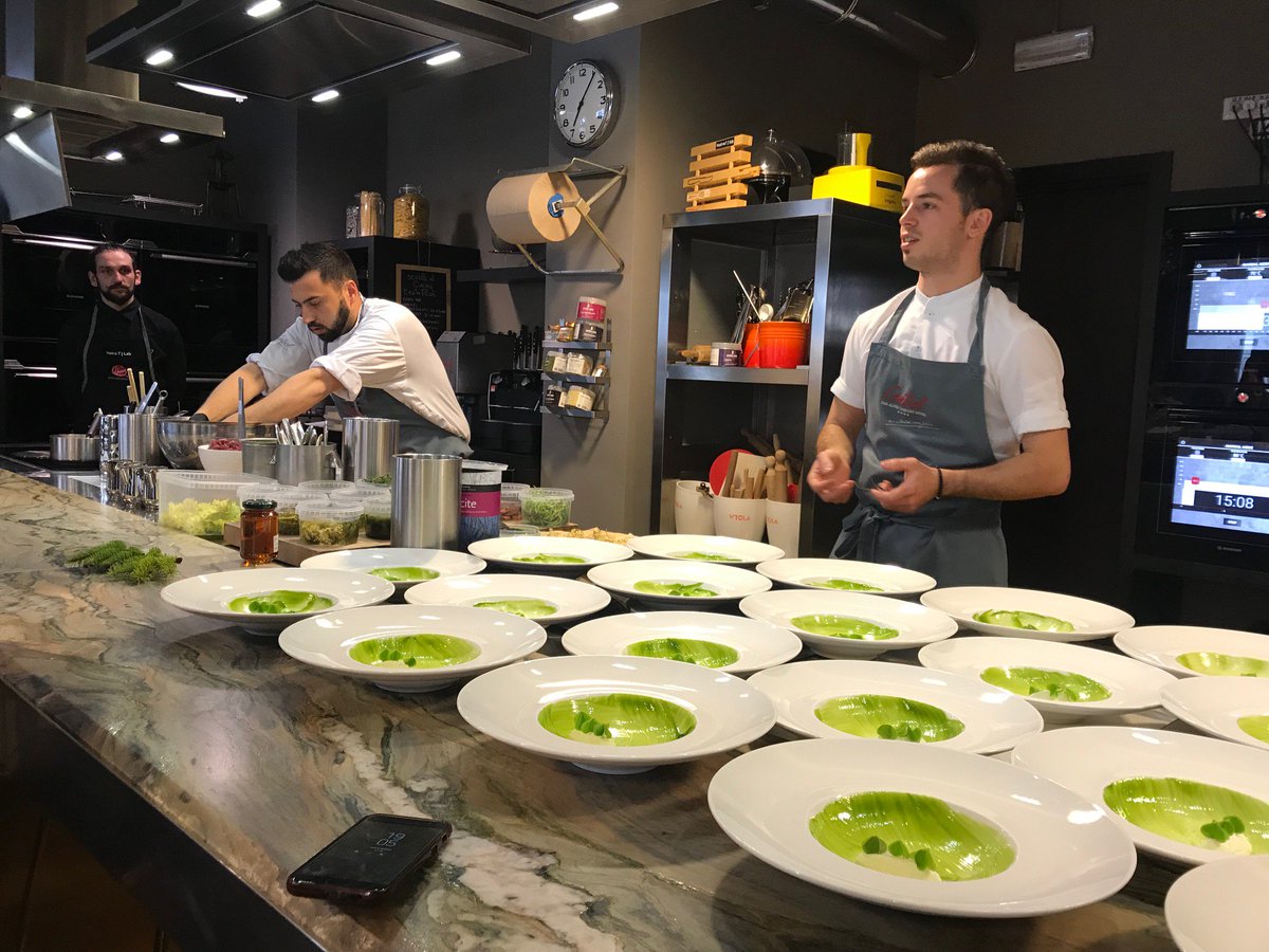 PR_Partner_it's tweet image. Straordinario lo show cooking di ieri sera al Teatro7 di Milano! 20 giornalisti ospiti del Tirolo Austriaco hanno assaggiato la cucina alle erbe del giovanissimo chef tirolese Michael Ploner, rimanendone affascinati! 😋
 #pressevent #lovetirol #foraging