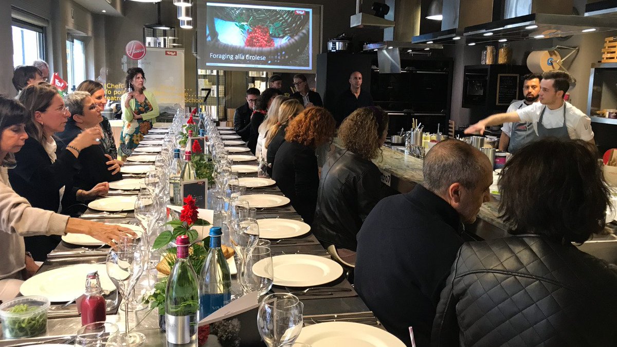PR_Partner_it's tweet image. Straordinario lo show cooking di ieri sera al Teatro7 di Milano! 20 giornalisti ospiti del Tirolo Austriaco hanno assaggiato la cucina alle erbe del giovanissimo chef tirolese Michael Ploner, rimanendone affascinati! 😋
 #pressevent #lovetirol #foraging