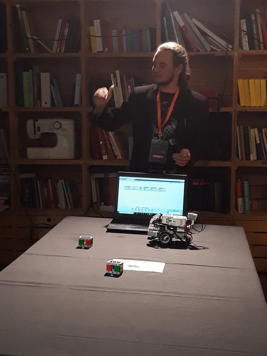MasEdelvives's tweet photo. Talleres simultáneos en #SteamItUp19. Aprendizaje con #impresión3D, #robótica, #LEGO y Mind on con @Edelvives y @EdelvivesPRO https://t.co/4s0vXYJMkG