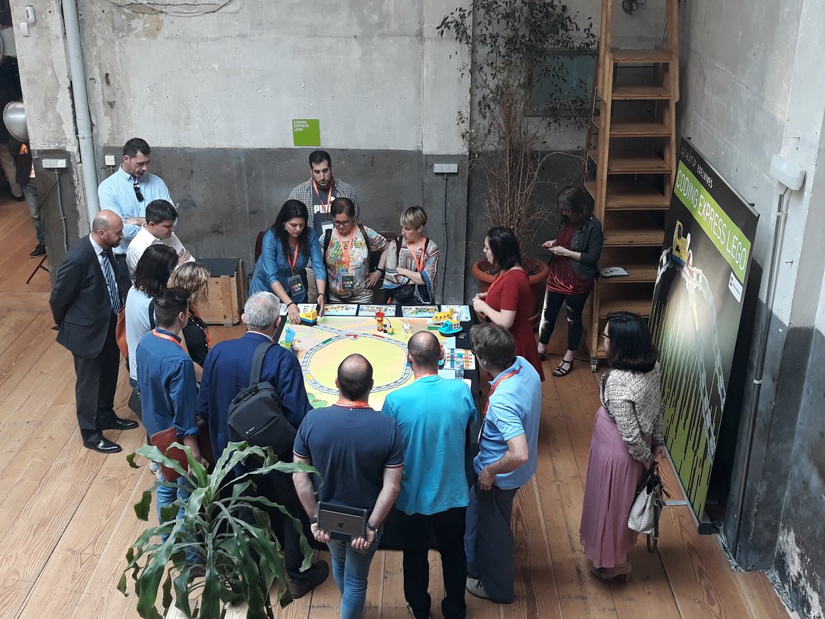 MasEdelvives's tweet photo. Talleres simultáneos en #SteamItUp19. Aprendizaje con #impresión3D, #robótica, #LEGO y Mind on con @Edelvives y @EdelvivesPRO https://t.co/4s0vXYJMkG