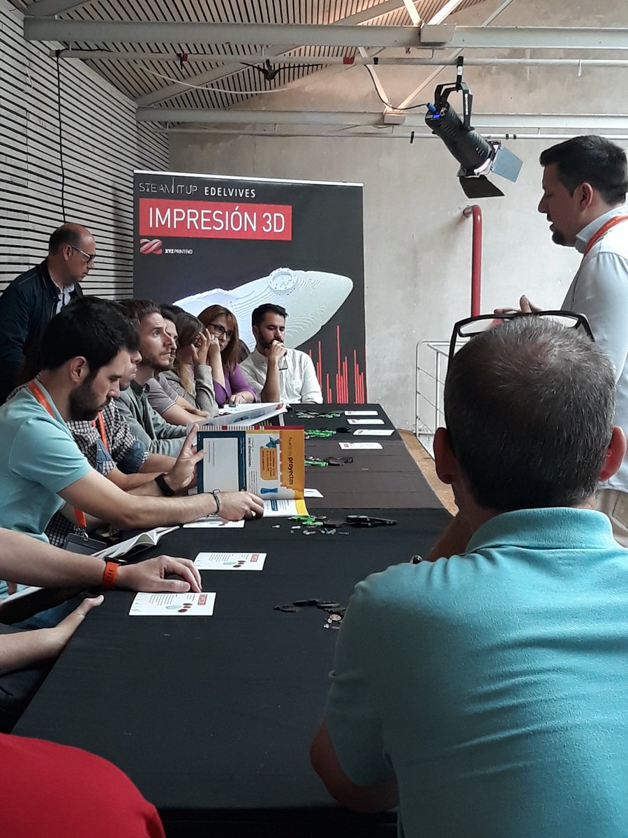 MasEdelvives's tweet photo. Talleres simultáneos en #SteamItUp19. Aprendizaje con #impresión3D, #robótica, #LEGO y Mind on con @Edelvives y @EdelvivesPRO https://t.co/4s0vXYJMkG