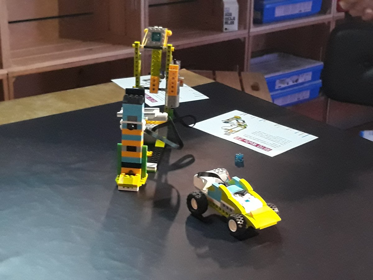 EdelvivesPRO's tweet photo. ¡Vamos a competir con el RETO WeDo 2.0! Programamos la canasta para un concurso de triples... #NextSTEAMEdelvives #SteamItUpEdelvives https://t.co/OHa4vUt4qy