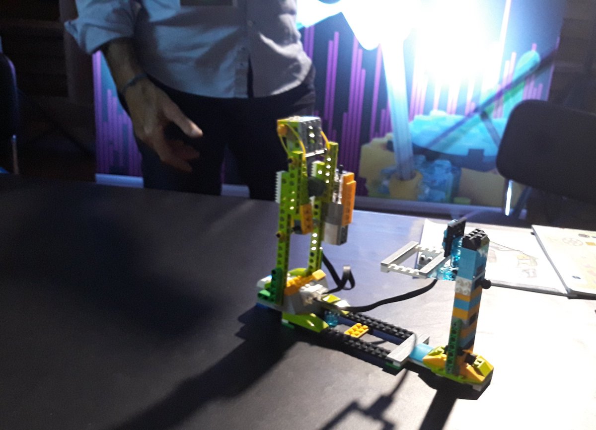 EdelvivesPRO's tweet photo. ¡Vamos a competir con el RETO WeDo 2.0! Programamos la canasta para un concurso de triples... #NextSTEAMEdelvives #SteamItUpEdelvives https://t.co/OHa4vUt4qy