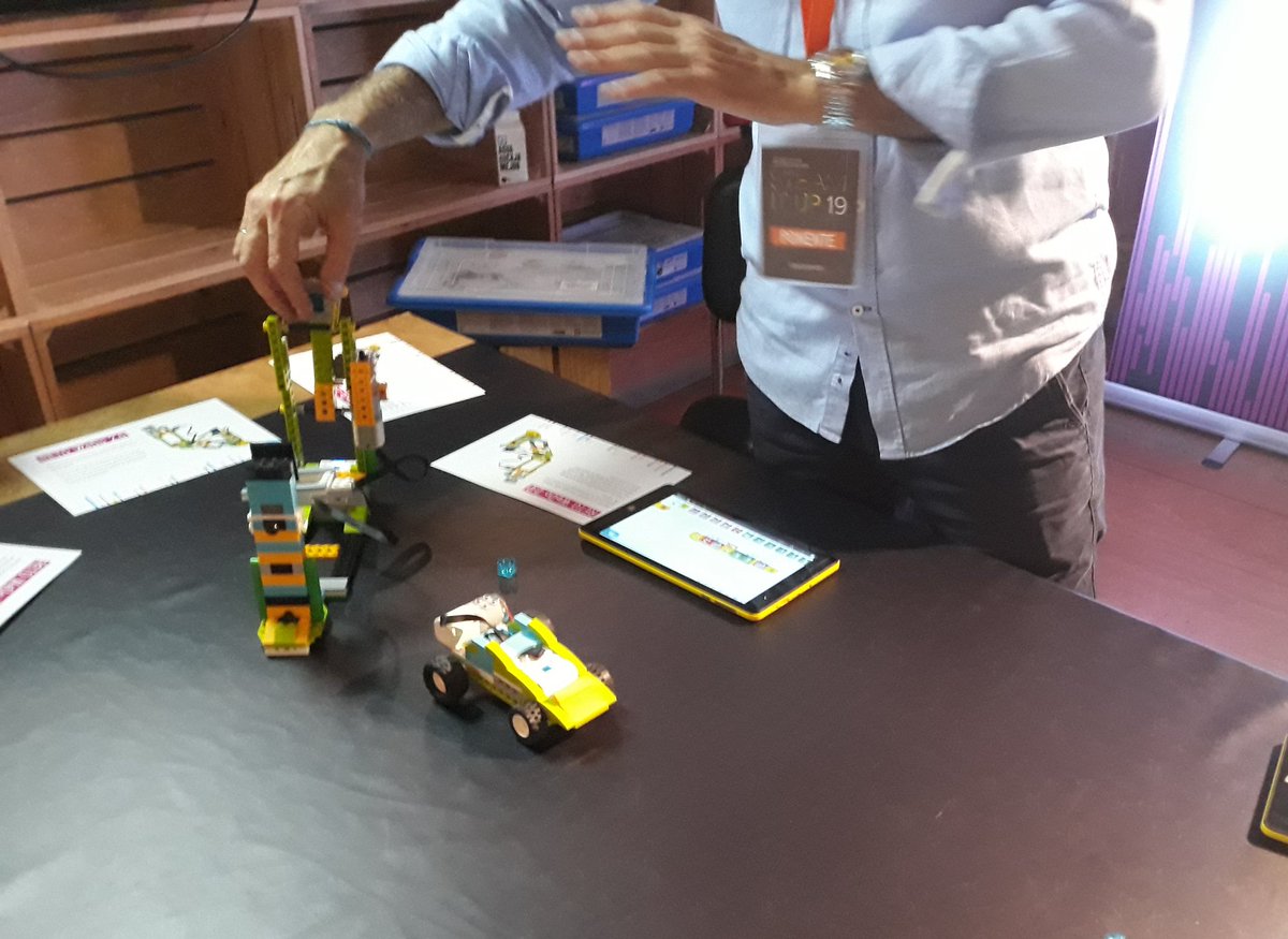 EdelvivesPRO's tweet photo. ¡Vamos a competir con el RETO WeDo 2.0! Programamos la canasta para un concurso de triples... #NextSTEAMEdelvives #SteamItUpEdelvives https://t.co/OHa4vUt4qy