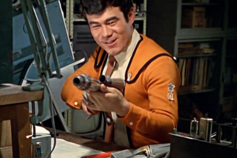 当時は全く知りませんでしたが、トベ隊員の声は初代ウルトラマンでイデ