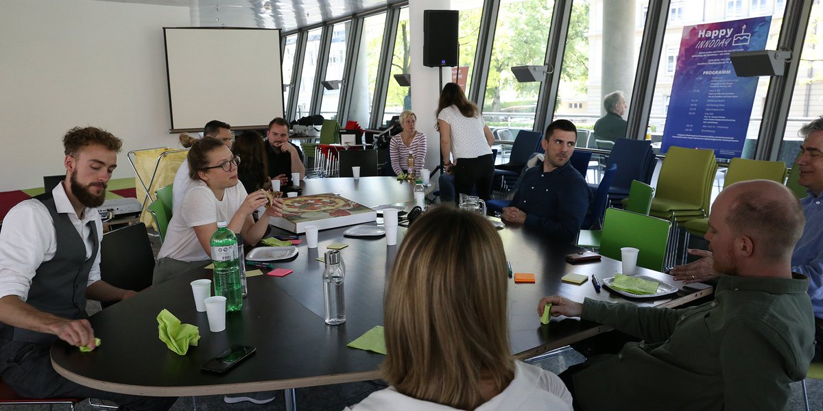 BIT_OFIT's tweet photo. Hier finden gerade intensive Diskussionen über die Zukunft des #InnoFloor statt. Um den InnoFloor weiterzuentwickeln, sammelt die InnoCommunity die Ideen der BesucherInnen. Es wird schon fleissig an neuen Konzepten gearbeitet. Dazu wird Pizza gegessen. https://t.co/XpFMWyzIQi
