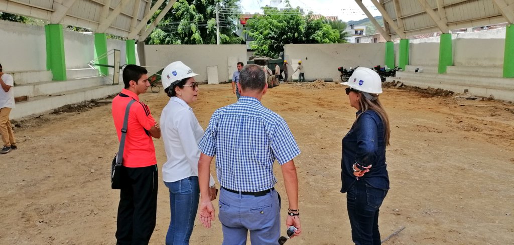 alcaldiaocana's tweet photo. En la cancha del Marabel se viene adelantando la adecuación de la infraestructura es por esto que la alcaldesa @MiriamPradoC realiza la visita técnica para verificar el estado de la obra acompañada de la Secretaria de Vías y el Gestor Social https://t.co/MsPiK4oZDr