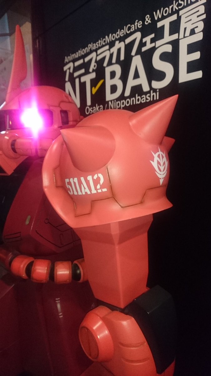 cubraRED's tweet photo. 魂心家の帰りにアニプラカフェ工房
NTBASEでツードリンク
最後の客で閉店作業
あーやってシャアザク格納するのかと
偉い人はわからんのですよ
#スーパーカブ
#カブラ
#アニプラカフェ
#NTBASE 
#ザクレロ https://t.co/2vfsgKoUtq