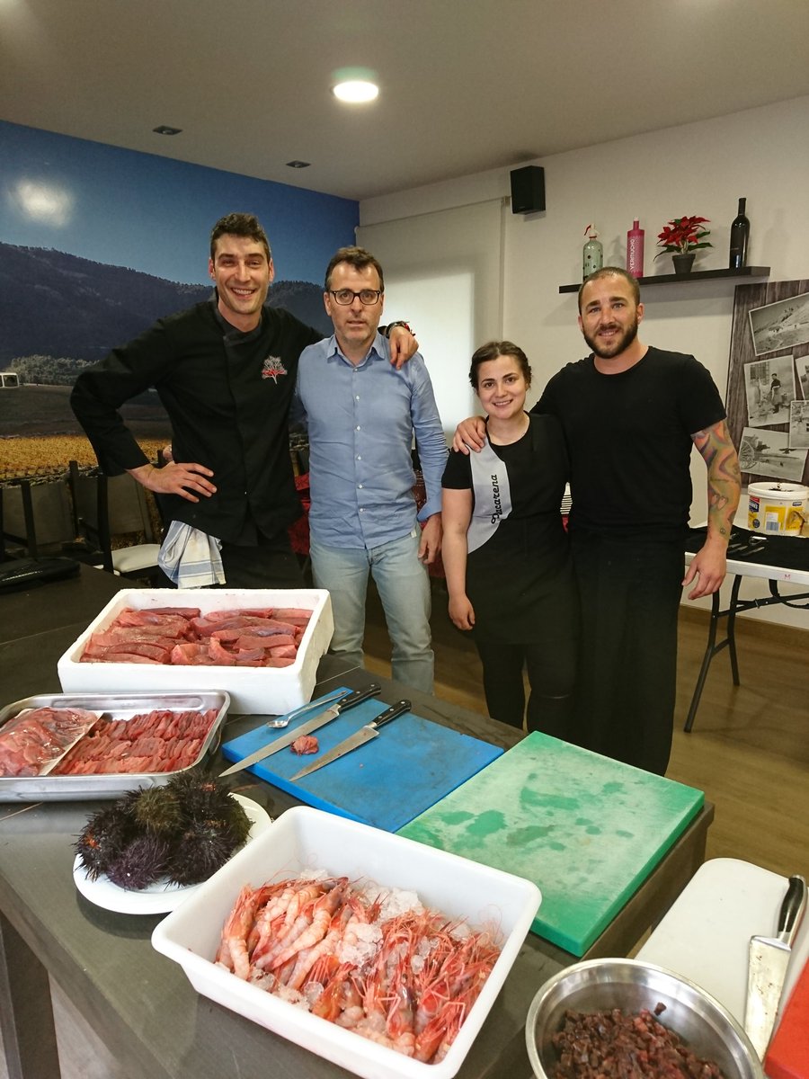 Preparándonos para el evento de esta noche en @bar_lamacarena de #jumilla con un producto de primera #atunrojo #gambaroja #erizodemar #showcooking #memolacocinar