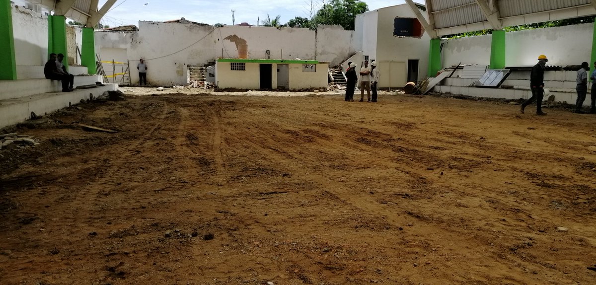 alcaldiaocana's tweet photo. En la cancha del Marabel se viene adelantando la adecuación de la infraestructura es por esto que la alcaldesa @MiriamPradoC realiza la visita técnica para verificar el estado de la obra acompañada de la Secretaria de Vías y el Gestor Social https://t.co/MsPiK4oZDr