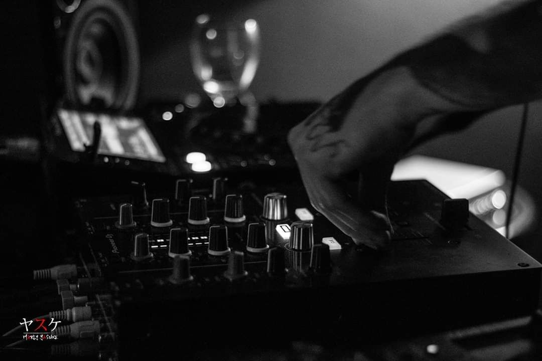 Photos de l'afterwork Eclectism 6. Par Marly Yasuke Photographie. 
/2

 #photography #afterwork #nightlife #djing #djset #blackandwhitephotography #paris