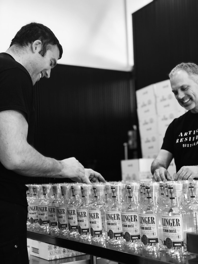 Kilingerrye's tweet photo. The boys work hard to handcraft every @Kilingerrye bottle from start to finish, and they have fun doing it!😉 
.⠀
.⠀
#kilingerrye #rye #whiskey #airdistillerie #craftrye #graintoglass #airteam #distillery #madeinquebec #Gatineau #Quebec #Canada #Montreal https://t.co/MiSzrBW46m