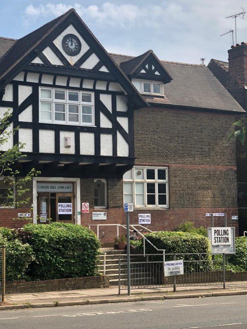 Polling stations are open until 10pm tonight, including this one in Childs Hill. Check the full list of polling stations here ow.ly/aSbp50umHb5 #EUElections2019  ✏️ ❎