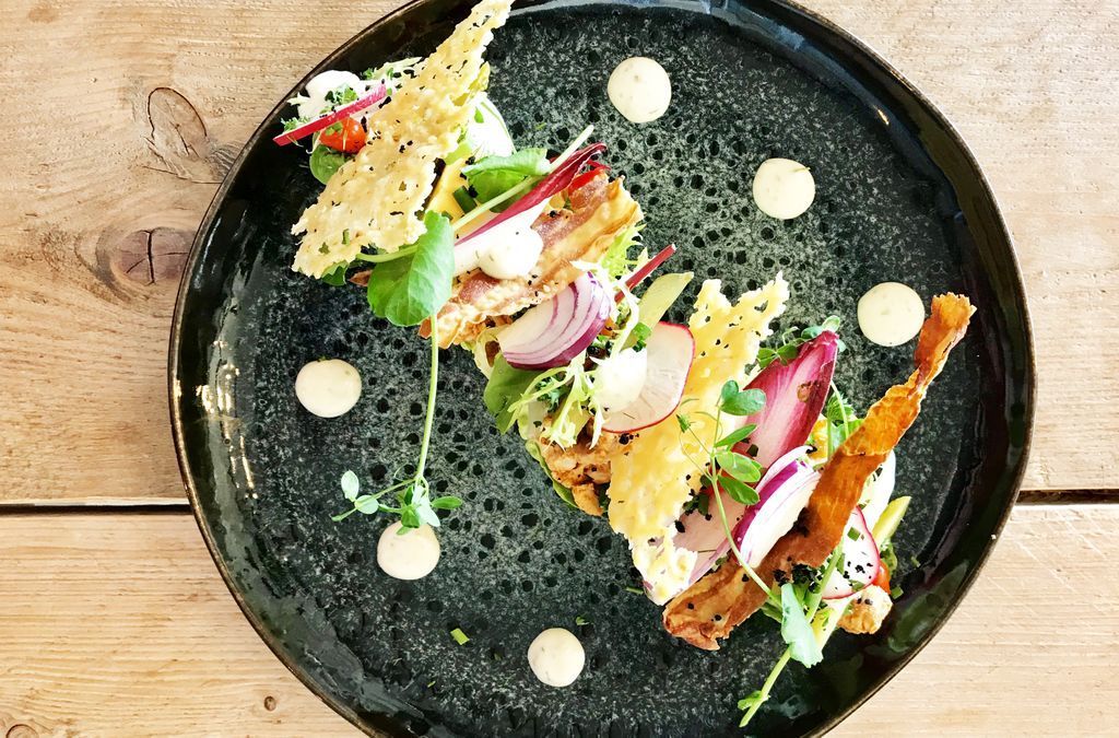 Wat zou jij schenken bij deze heerlijke Caesar Salad?!
Wij gaan voor de Quinta do Cardo Chardonnay reserva. Het gerookte zout (secret ingrediënt) doet 't 'm... Benieuwd? 
Kom dan proeven op <a href="/wijnHALL/">wijnHALL</a> za 25 en zo 26 mei!
