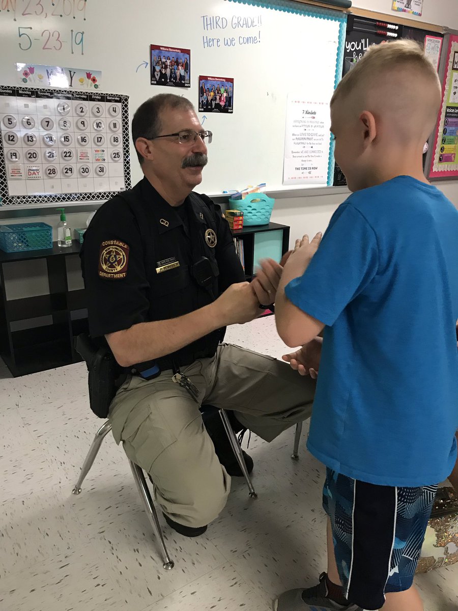MsChase_wes's tweet photo. Y’all!! Williams Elementary has the BEST officer! We love Officer Richard and Rock, Paper, Scissors competitions! #wesbelievers https://t.co/csotE5TO2N