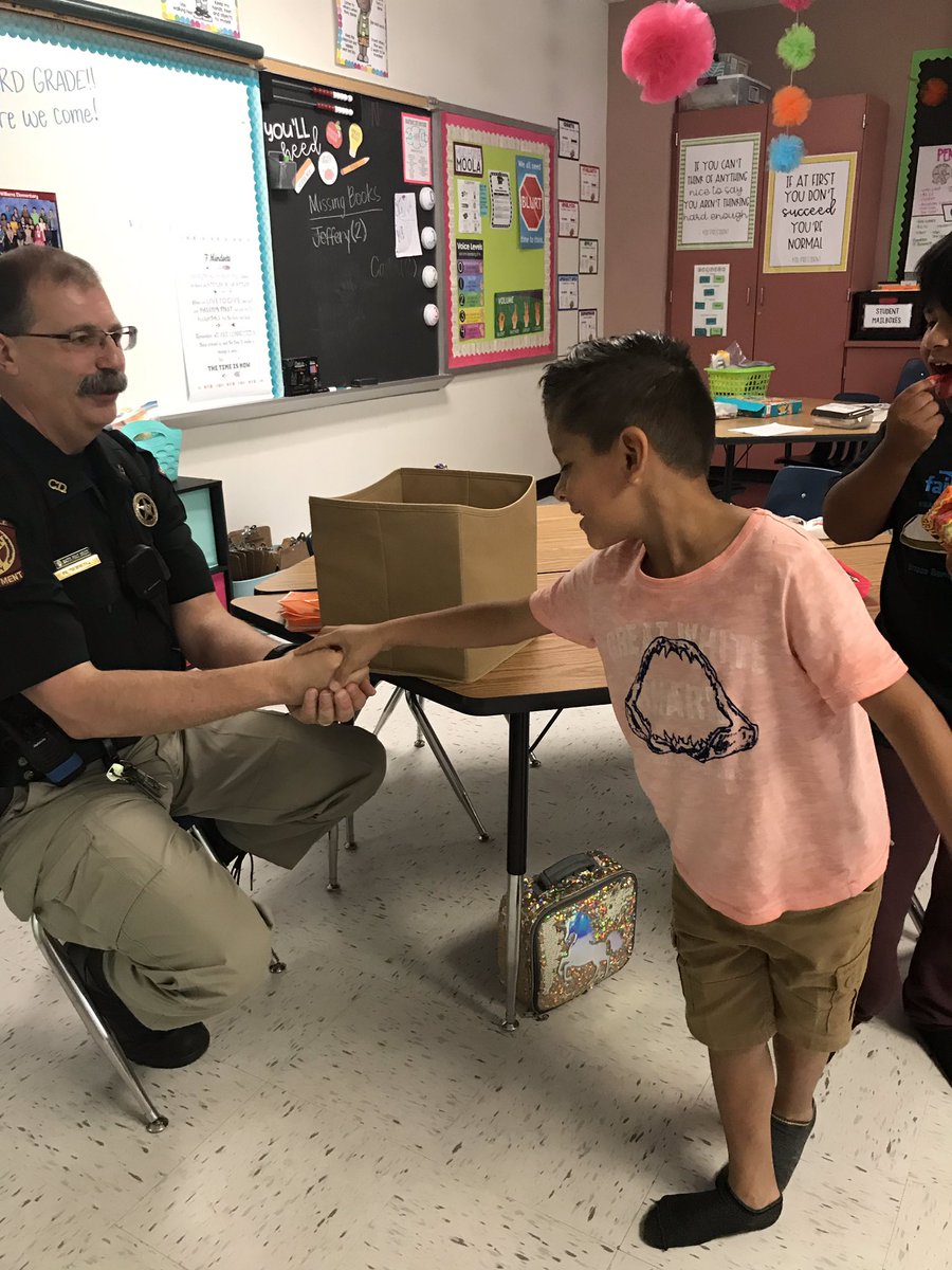 MsChase_wes's tweet photo. Y’all!! Williams Elementary has the BEST officer! We love Officer Richard and Rock, Paper, Scissors competitions! #wesbelievers https://t.co/csotE5TO2N