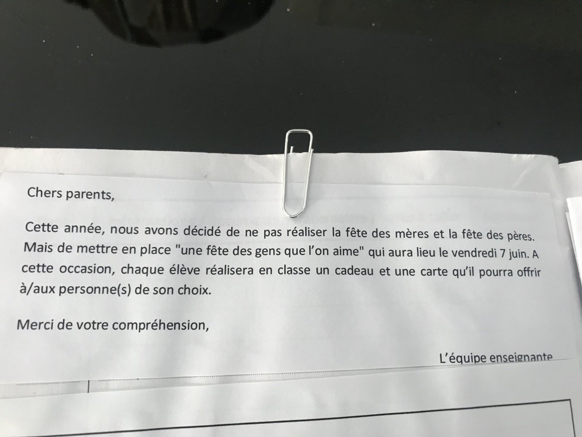apocalypto06's tweet image. Comme promis, je vous poste la consigne concernant la fête des pères/mères (lue dans le cahier de liaison de ma nièce de 5ans)