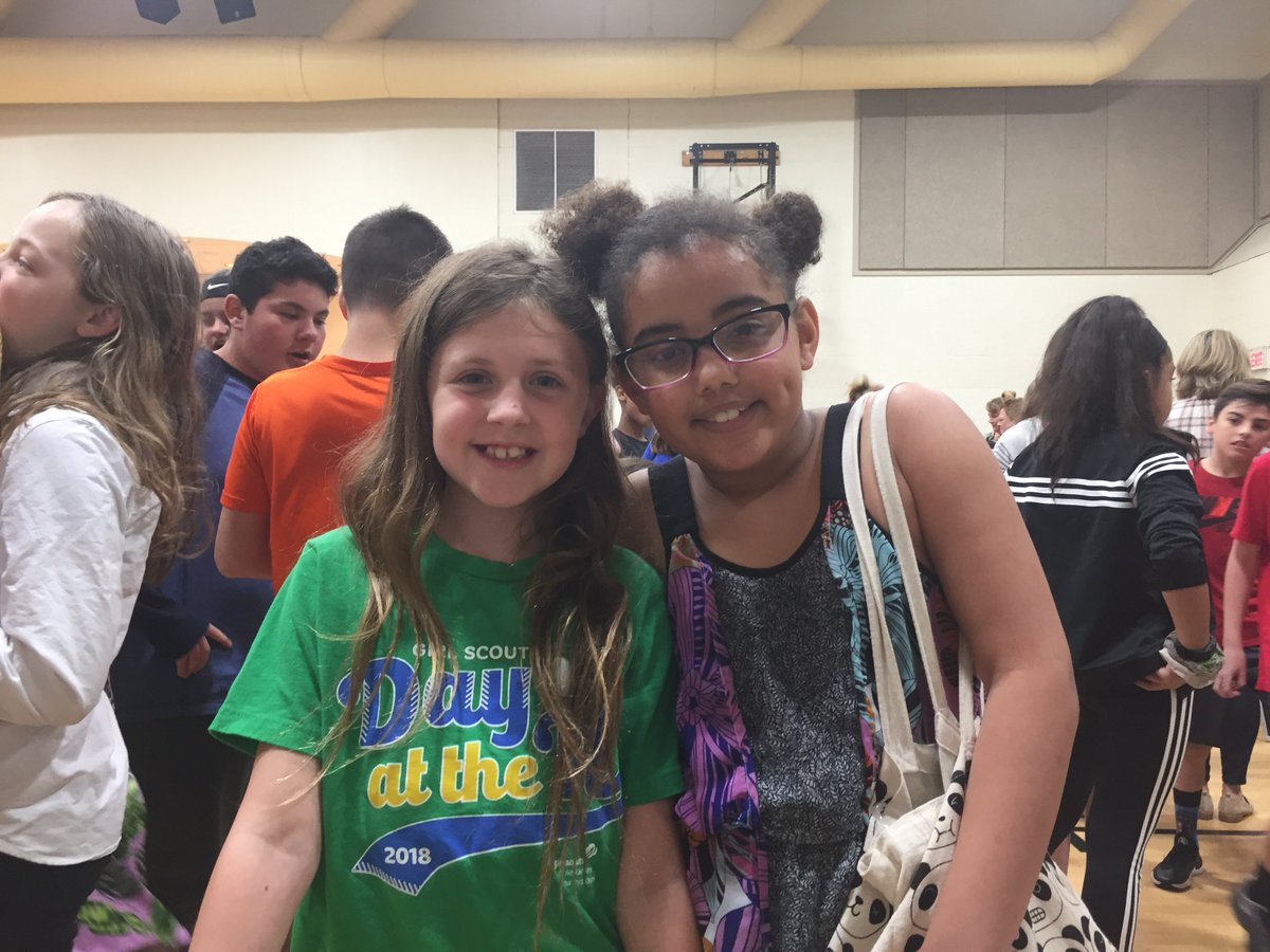 swan_darcy's tweet image. Last day of 3rd grade and rocked the @OPC512 variety show! Way to go, Chloe!! #Huskies #PuppetShow #GettingBig