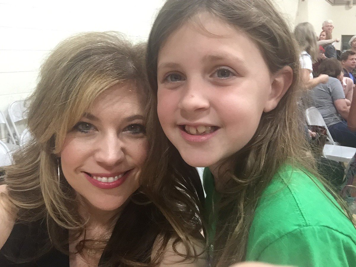 swan_darcy's tweet image. Last day of 3rd grade and rocked the @OPC512 variety show! Way to go, Chloe!! #Huskies #PuppetShow #GettingBig