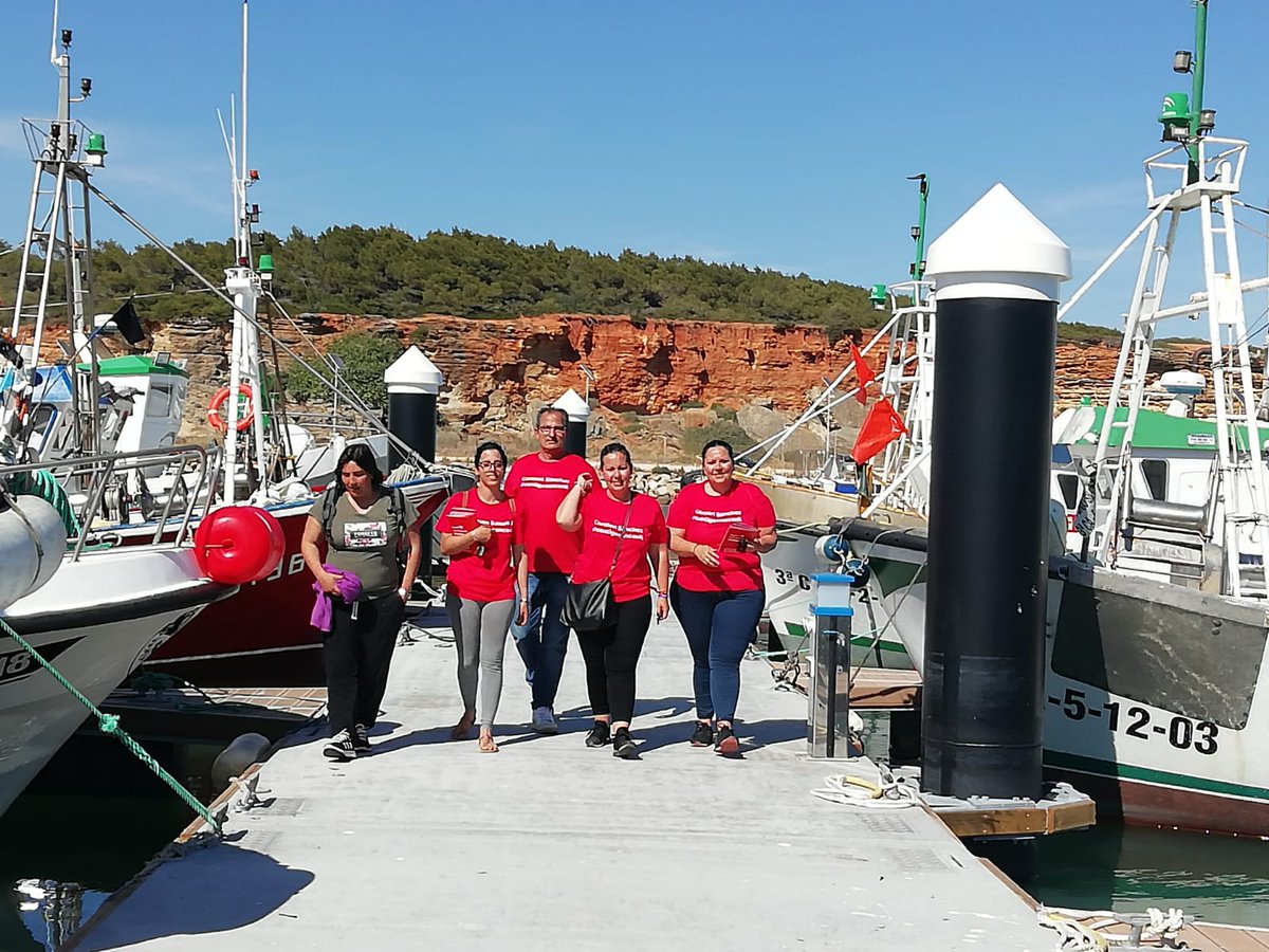 carmen_sm81's tweet photo. Visitamos la Lonja de la Cofradía de Pescadores de Conil, gracias una vez más a los pescadores de nuestra localidad por su acogida y amabilidad. 
#ContamosContigo #ContigoConConil el 26 de mayo #HazQuePase #VotaPsoe 🌹#EsLaHoraDelCambio #UnConilConCorazon #VotaCarmenSanchez https://t.co/jZ1DWT6mPm