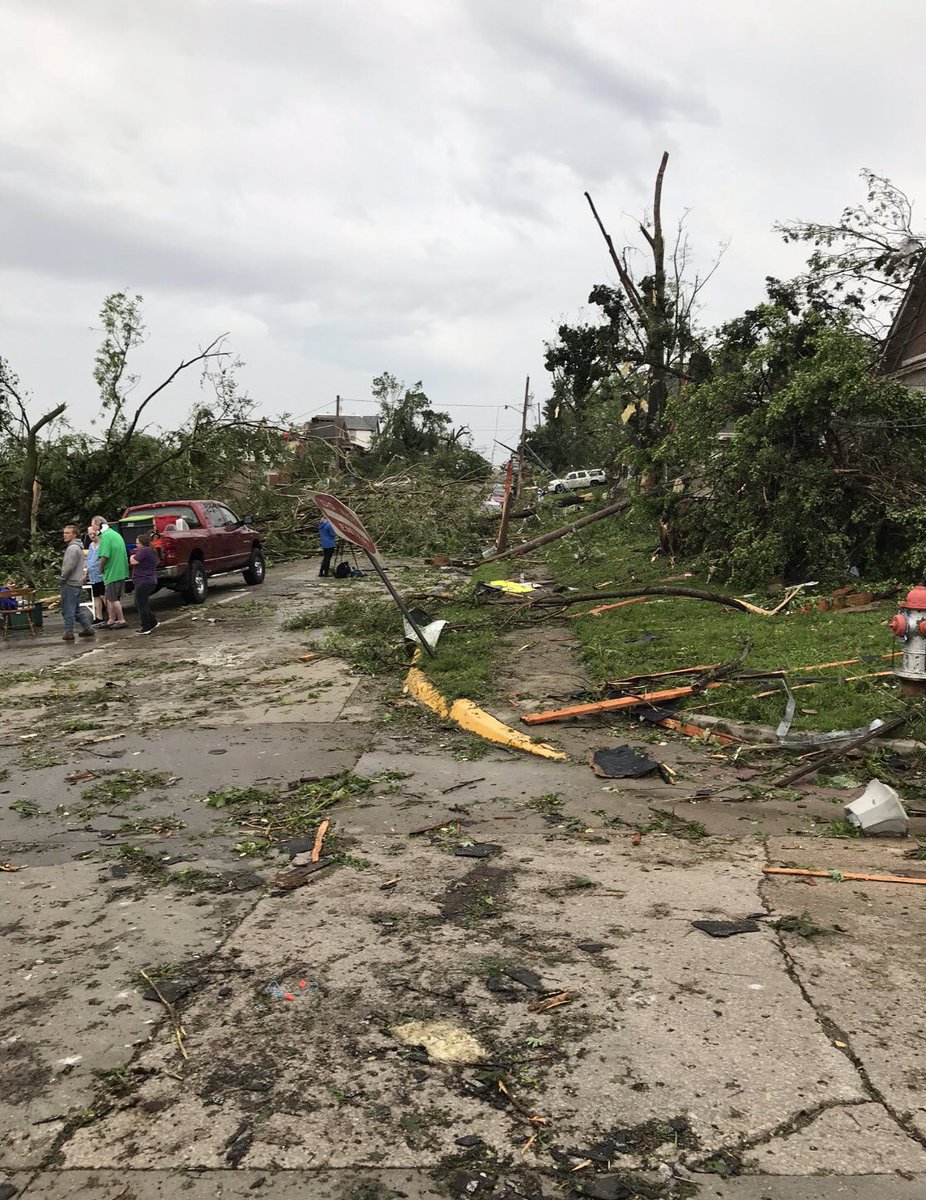 _thomasverslues's tweet photo. What happened in my hometown last night look like it came straight out of a horror movie, hope everyone is okay 😢🤞🏼 #ripellis https://t.co/x4nnd2EnoZ