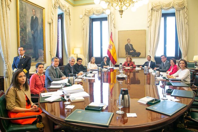 anapastorjulian's tweet photo. Hoy hemos celebrado la primera reunión de La Mesa del Congreso de la #13Legislatura. Hemos pedido que se aplique la ley, que es clara, inequívoca y de obligado cumplimiento. Y la ley dice que los diputados procesados en prisión quedan suspendidos en sus funciones. https://t.co/vgDthuZa1Y