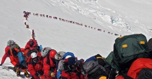 luisgui2's tweet photo. Así está el Everest. Solo falta un puesto con vasitos de Isostar en la cima.  La gente es imbécil, pero con todas las letras. #alpinismo https://t.co/prnRrFXcQI