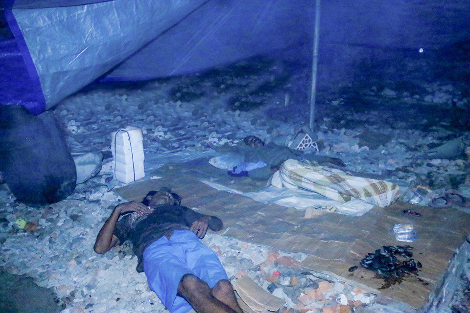 ACTforHumanity's tweet photo. Warga kini membangun tenda pengungsian di belakang ruko atau tinggal di emperan. Manaf, ketua RT daerah terdampak, mengatakan sudah 1 minggu kondisi itu berlangsung semenjak kebakaran di Kampung Bandan yang menghabiskan seluruh rumah dari ribuan warga pada Sabtu (11/5) lalu. https://t.co/6NOHK3Nkxm