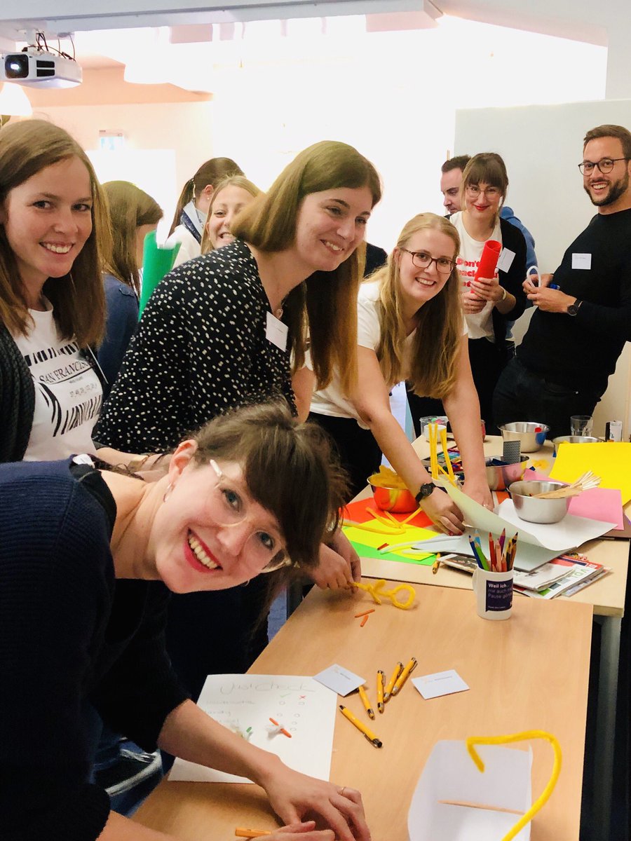bkkyoungtalents's tweet photo. Willkommen in der kunterbunten Kreativwerkstatt! 🖍✂️📚 Unsere ServiceDesign Multiplikatoren haben ganze Arbeit geleistet und alle BKK YT zum Mitmachen angeregt! @SDNetwork #servicedesign #wirgestaltenmit @BKKDV @dmatusiewicz https://t.co/D44NvvbaU1