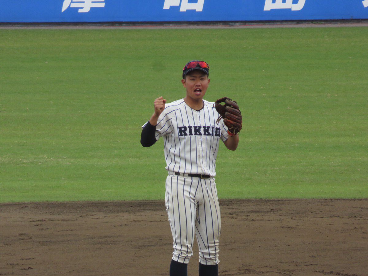 tokyobig6jbb's tweet photo. #PromisingPlayer
《第7週/Man of the Week》
立教大学 二塁手
上原和人(日大二/4年)
6打数2安打1打点1本塁打
第1戦、同点で迎えた延長11回表。勝ち越しのホームランを放ったのは主将だった。
誰よりも明るくチームを引っ張ってきた主将が結果を残した。
#六大準硬
#上原和人 https://t.co/eaaBb9hnAe