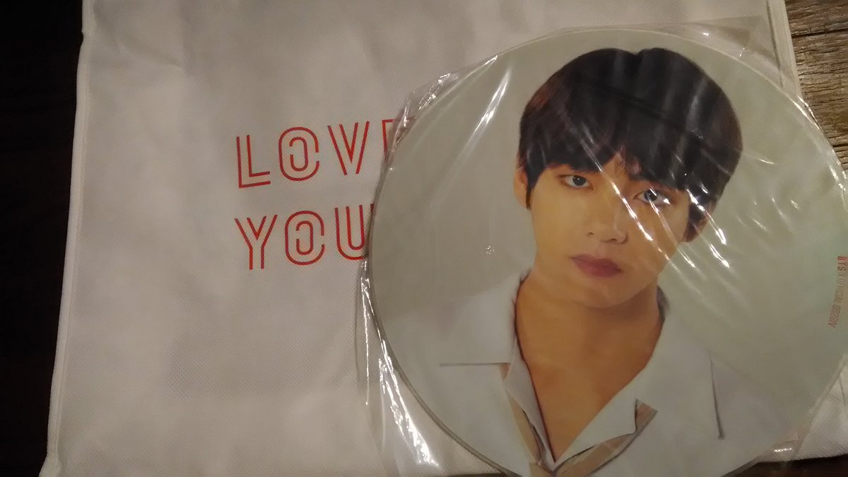 Yuu_kyan_nn_94z's tweet photo. BTS  ソンムル企画

LOVE YOUR SELF TOUR
うちわ(テテ)&amp;ショッパー

締切   6/6  18:00
当選発表  6/7  18:00

✨フォロー✨RTのみで大丈夫です

リプになにか送ったりは今回はしなくて大丈夫ですが、持っていない方などはリプにどうぞ🙇

何か特別に伝えたいことがある場合もリプorDMどうぞ！ https://t.co/jQULBEb77v
