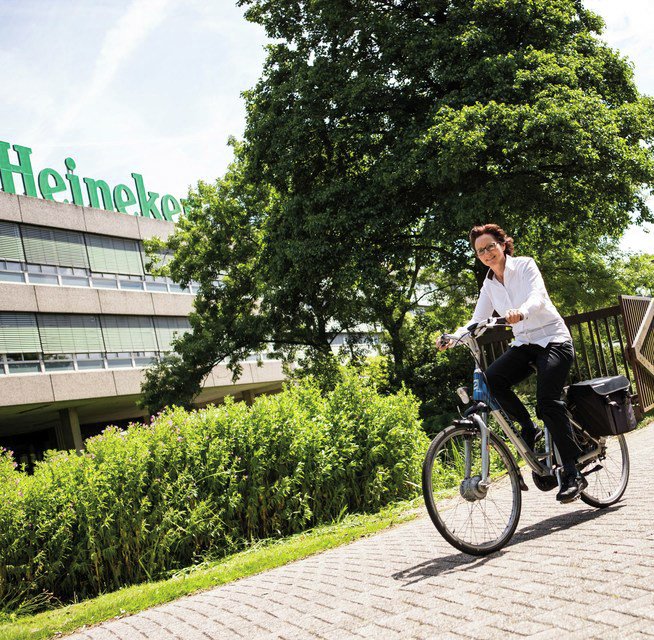 Welke sportieveling fietst altijd naar het werk? 🚴 Vandaag is het Fiets naar je werk Dag. Genoeg reden om de auto eens te laten staan en de fiets te pakken! #FietsNaarJeWerkDag