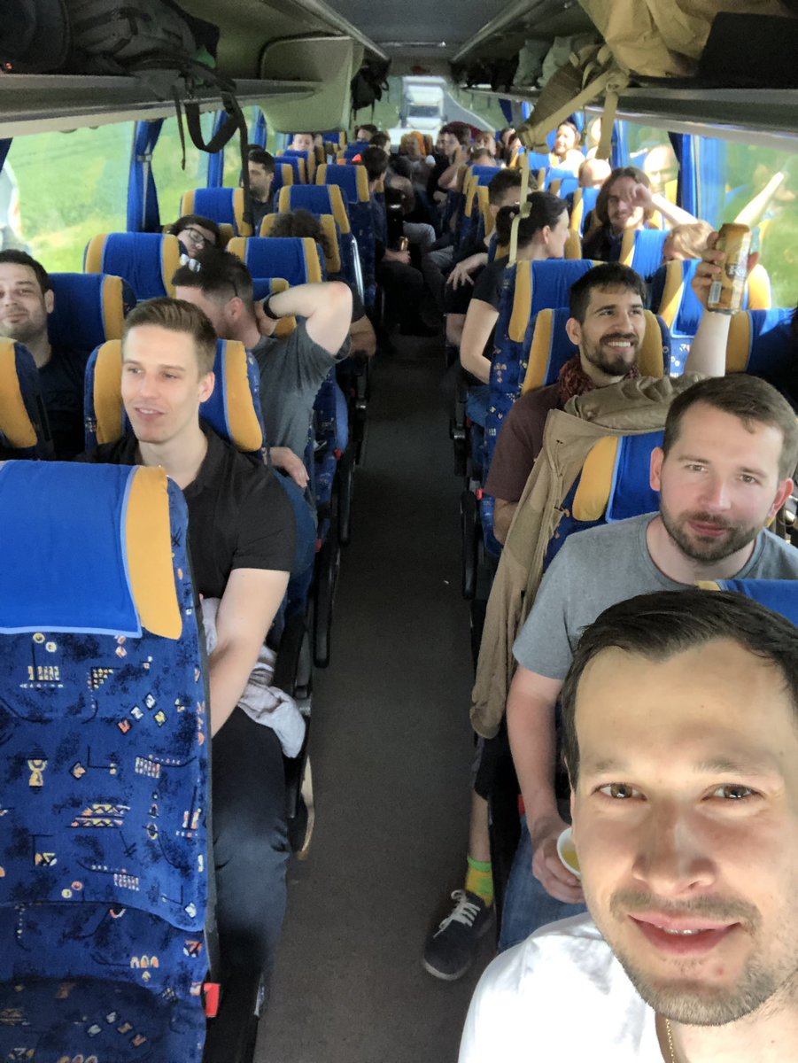 IT jede na teambulding:-) 🚌🍻
