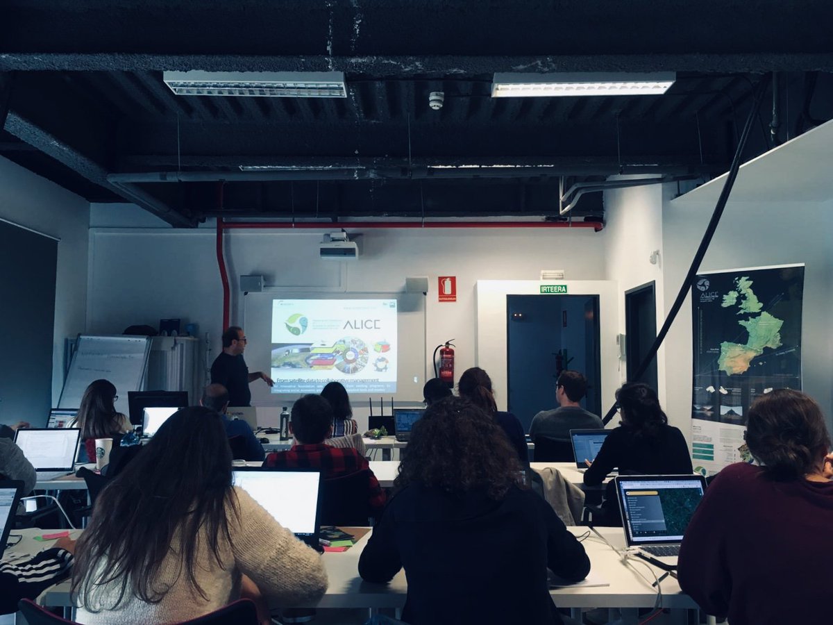 ALICE_Interreg's tweet photo. Today, @BC3Research's #ISU2019 was dedicated to #InterregALICE!
And so, the students at the Spring School got to know the project's objectives and methods.

#environment #blueandgreeninfrastructures #ecosystemservices #modelling https://t.co/iJPcXyglJo