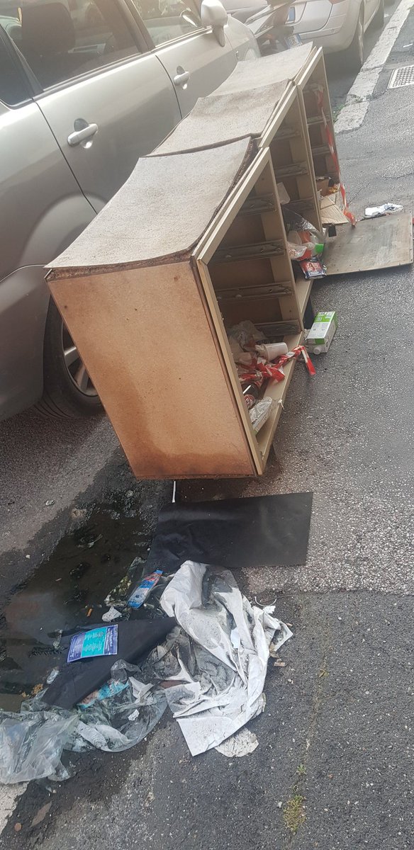 GermanAltese's tweet photo. Questa è Roma oggi. Qui siamo in via dei Conciatori. L'Amministrazione dov'è? Che fa? @virginiaraggi https://t.co/wi9ng55oeN