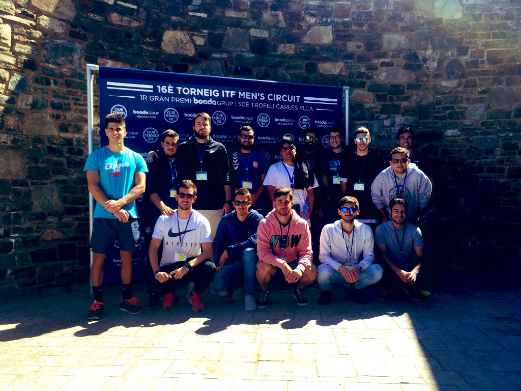 UVic_CAFE's tweet photo. Els estudiants de Metodologia de l’entrenament en Tennis (4t #cafeuvic - professor @Ernestbaiget) realitzen anàlisis tècnics-tàctics de competició real al Torneig Internacional ITF del @ClubTennisVic.
#uvic_ucc #uviclife #uvic #esportsuvic https://t.co/dm4gdp85b1