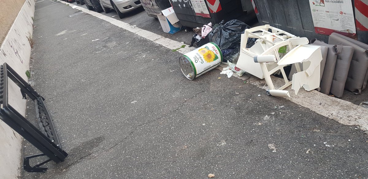GermanAltese's tweet photo. Qui Roma. Via dei Conciatori. L'Amministrazione dov'è? @virginiaraggi https://t.co/ve7S6WWsC4