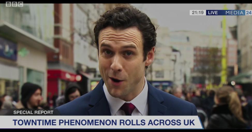 olly_quinn's tweet photo. Anybody in the casting/acting world know who was playing this fictional TV reporter, in the 2nd episode of #YearsAndYears, in the brief VT segment about #TownTime ? They weren't listed in the credits. https://t.co/gNCita3T4Q