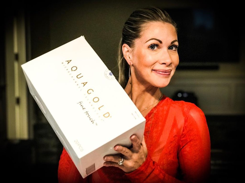 Do like Coralie Palek of @glo_esthetics and save up when you purchase a multipack!🤩⠀
⠀
💰Want more savings? Memorial Day is just around the corner. Stay tuned for our holiday specials!⠀

📷 @glo_esthetics
⠀
*Medical grade device. 
⠀
#aquagoldfinetouch #medicaldevice⠀