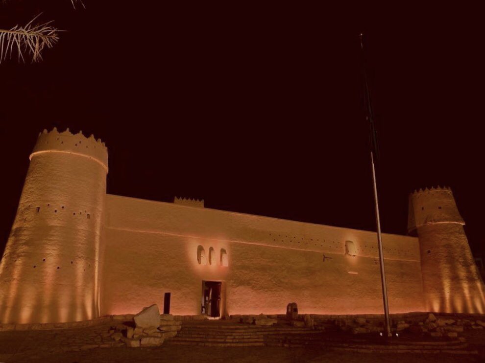 The Al Masmak Fort in Riyadh in all its splendor. Today the fort is a museum where the history of the Al-Saud family and their kingdoms is exhibited and explained. 

Lighting by iGuzzini 👉🏻 iguzzini.com/it/linealuce/