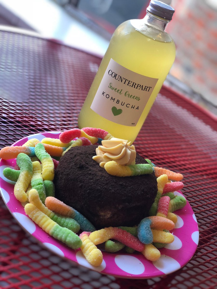 diablodoughnuts's tweet photo. Perfect duo!! #counterpartkombucha #sweetgreens #doughnut #odb #cookiesandcream #gummyworm #localasfuck https://t.co/vPXNDyq3r3